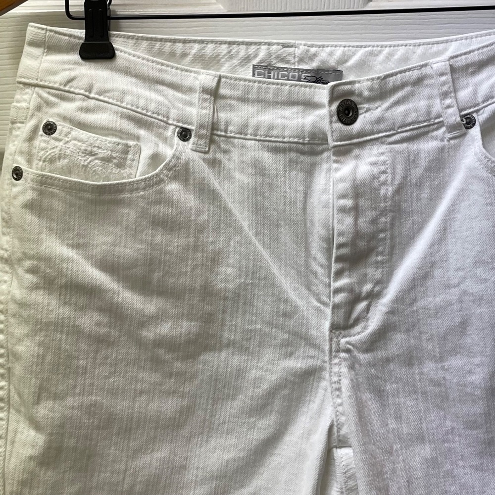 Vintage Chicos Size 1‎ (8) Short Platinum White Jean Floral & Scroll Embroidered